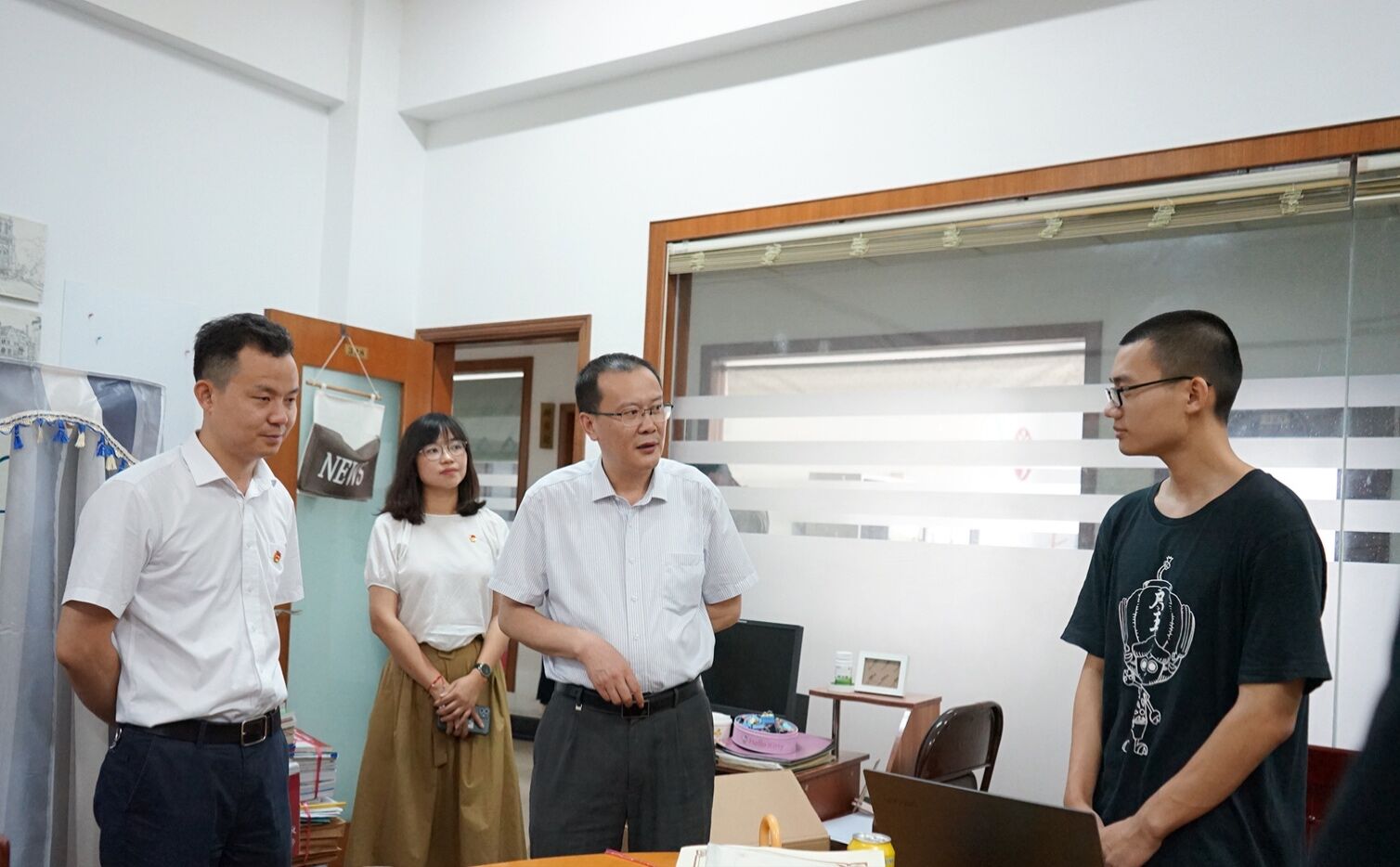 1594522853672425.jpg 汤校长慰问项目团队.jpg