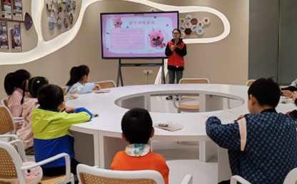 1729488626483408.jpg 图2 志愿者讲解路灯照明系统原理.jpg